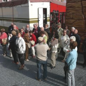 Delft : a l' ecoute des informations de la guide devant cet hotel de ville