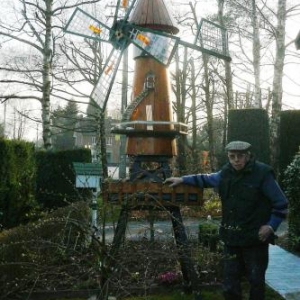 M. Monseur et son " moulin aux catadioptres " avec effets nocturnes ( Vent de force 3 et 150 h de travail )