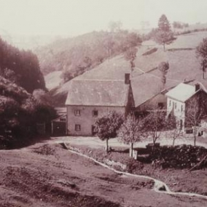 L'arrivee d'eau du moulin  se faisait par l'arriere de droite. Le " Quesru " passait, lui , devant les batiments