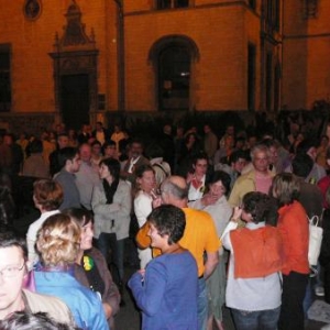 Le public present devant l'Hotel de Ville