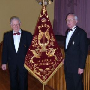 Alphonse Nicolet et Maurice Bragard encadrant la banniere de la Royale Malmedienne