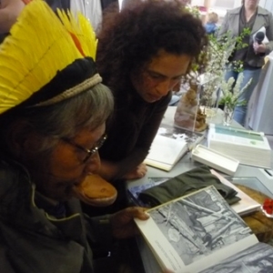 Une compatriote lui montre un livre dans lequel Raoni decouvre une photo de sa maman