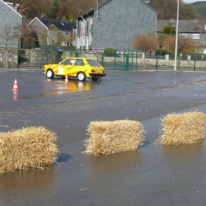 Maitrise de conduite automobile sur route humide