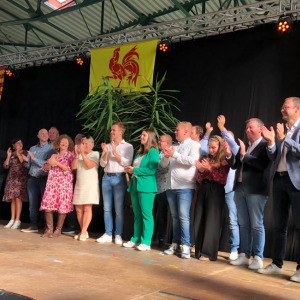 Les candidat(e)s fouronnais(es) francophones à la commune et au CPAS, en compagnie de Frédéric Daerden (PS) et Jean-Paul Bastin (Les Engagés)