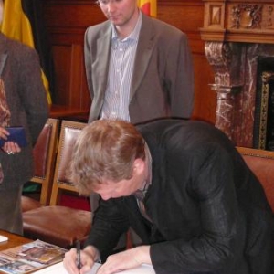 Signature du Livre d'Or communal par M. Marcos