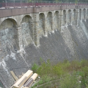 Le mur du barrage ( cote vallee )