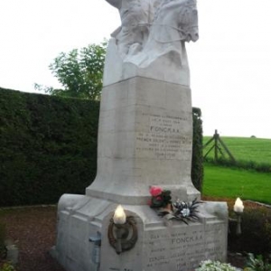 Le monument en bordure de la route Charlemagne