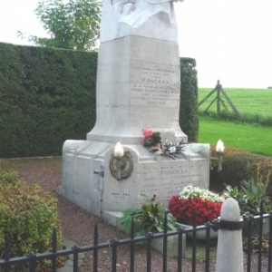 Le monument en bordure de la " Chaussee Charlemagne "