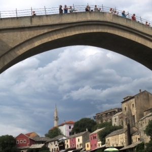 Mostar et le pont sur la Neretva d'ou des jeunes plongent contre monnaie