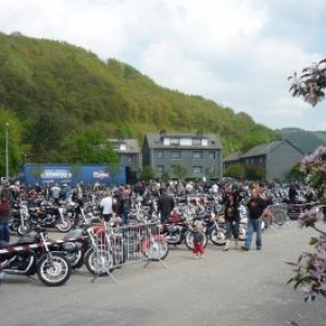 Les parkings - expositions se remplissent au fil des heures