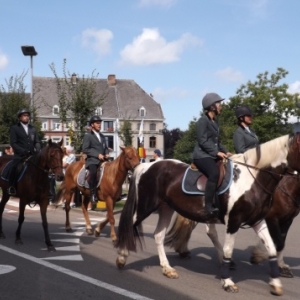 Le cortege arrive au centre du village