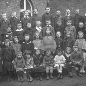 Ecole 1924 à Rémersdael : Au 3ème rang Mr Leenaerts ( père et instituteur ), Josef Surgy et Joseph Leenaerts,