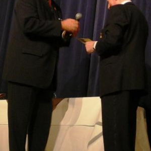 M. Scholberg, Président de la FML, remet la medaille de la Federation a Maurice Bragard (60 ans de chorale)