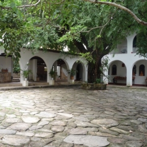 Goias : Patio de l' eglise du Rosaire ou officie Mgr Rixen