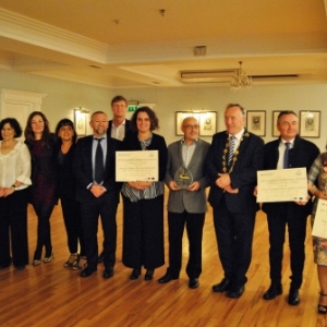 Les gagnants des European Greenways Awards 2017 à Adare: Sandra De Taeye (Directrice) et Dany Heck (Directeur adjoint et Responsable du développement de prouduits) (au milieu de l’image) après la remise des prix.