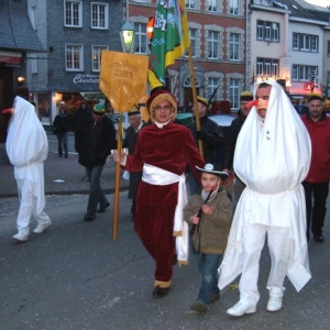 Le Trouv le encadre par ses Djoupsenes precede le cortege