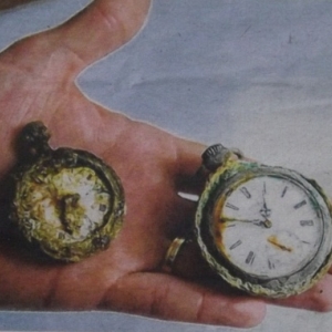 Les montres retrouvees sur deux squelettes