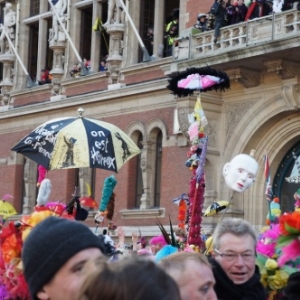 Devant l'hotel de ville dans l'attente du lancer de harengs