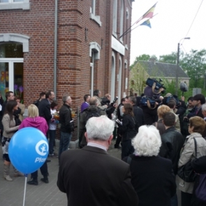 6. La presse attend l'arrivee de Marie Gillain