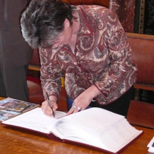 Signature du Livre d'Or communal par Mme Anguelova
