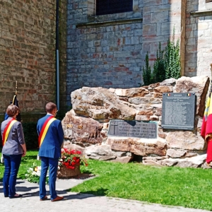 Dépôt de gerbes devant le monument des Malmédiens disparus