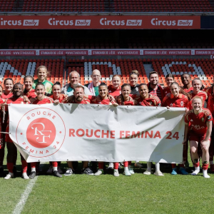 L'équipe du Standard Femina posant avec la bâche du groupe de supporters "Rouche Femina 24" ( L'Avenir ) L'équipe du Standard Femina posant avec la bâche du groupe de supporters "Rouche Femina 24" ( L'Avenir )
