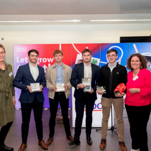 Les vainqueurs du défi des Cantons de l'Est : de gauche à droite : Catherine JUNGBLUTH (WFG), Corentin BIVORT, Mathis LAMBERMONT, Dimitri KOROSTOVSKIY, Julien PIRNAY, Sandra DE TAEYE (ATCE), Daniel NIESSEN (Ministère CG) © HLBG 