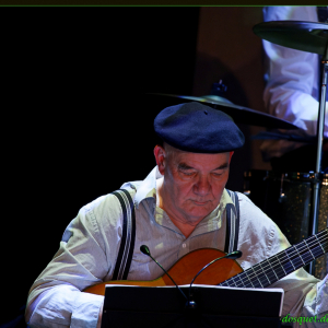 Un autre mandoliniste  du groupe, récompensé pour sa  longévité  ( Photo Denis DOSQUET )