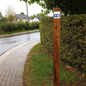 Comme ici à Eynatten, les premiers piliers en bois ont été installés pour le système des points-noeuds. (Photo ©ostbelgium.eu)