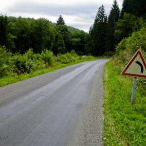 ATTENTION, revetement de route dangereux