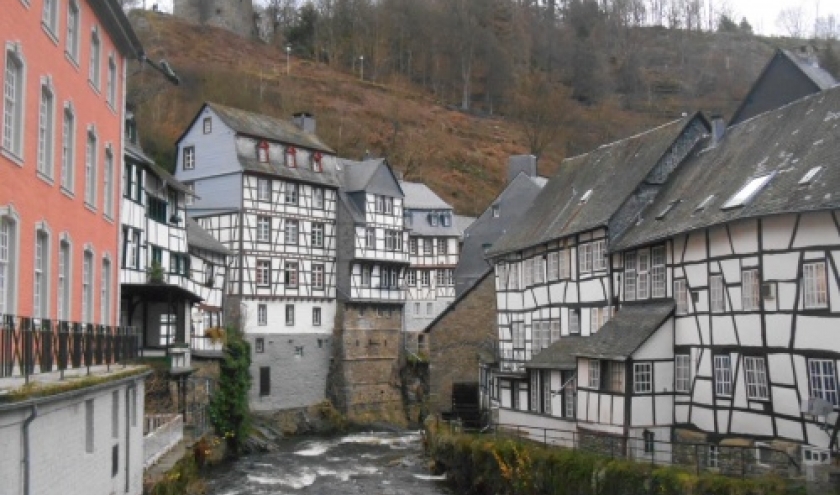 Montjoie, vue sur la rur et la maison rouge