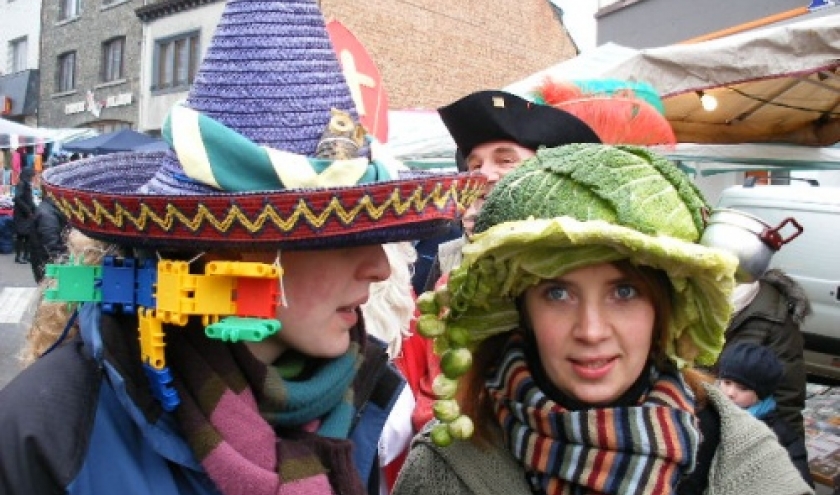 Miss catherinette, Houffalize, avec un chou vert, une djote, comme coiffe.