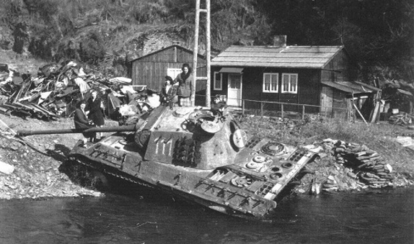 Der Tank 111 und der Fluss, wo er fiel (foto +/- 1948)