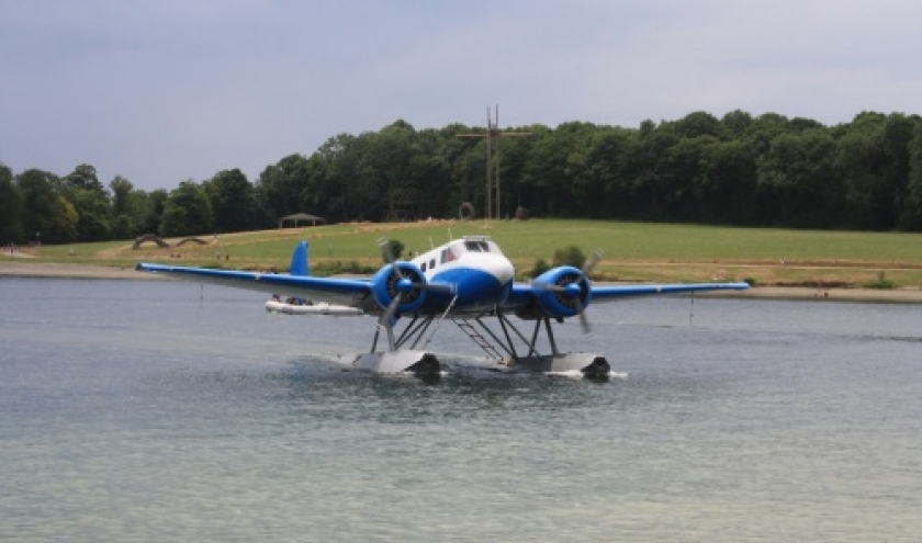 Un hydravion destiné à Pairi Daiza amerit sur Le Lac de l’Eau d’Heure