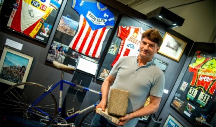 Emmanuel Dehan, pave-trophee de Paris-Roubaix, velo et maillot de Roger De Vlaeminck (c) "L Avenir"