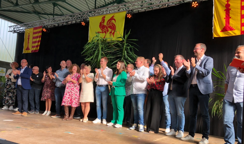 Les candidat(e)s fouronnais(es) francophones à la commune et au CPAS, en compagnie de Frédéric Daerden (PS) et Jean-Paul Bastin (Les Engagés)