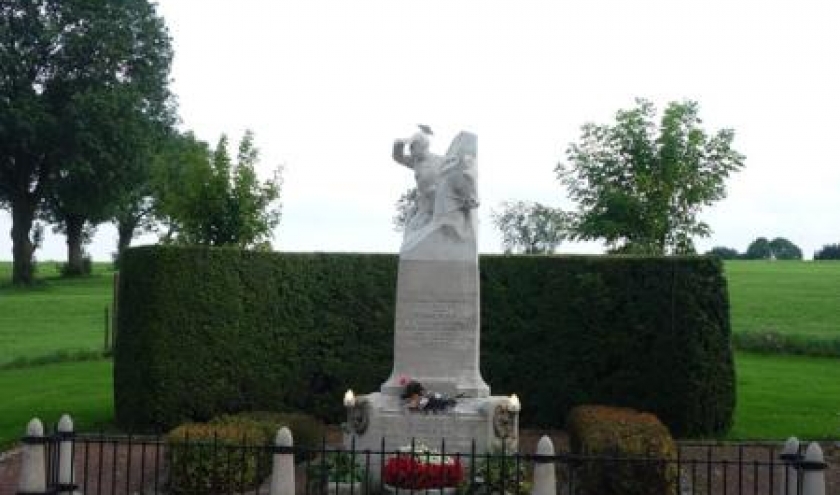 Le monument en bordure de la route Charlemagne 