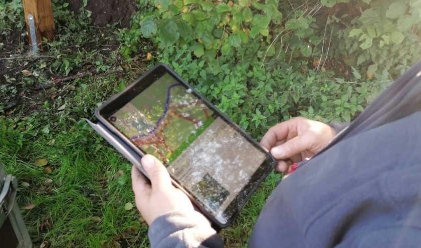 Comme ici à Eynatten, les premiers piliers en bois ont été installés pour le système des points-noeuds. (Photo ©ostbelgium.eu)