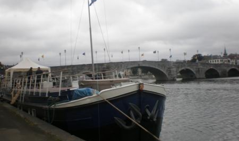 La peniche La Valse Lente a quai en face du casino pour la presentation