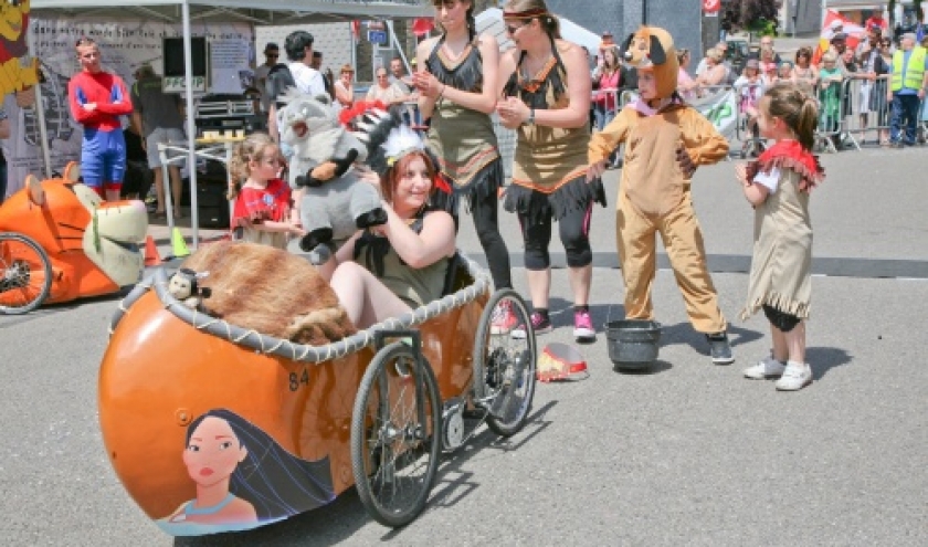 Fete des genets a Gedinne : course de voitures a pedales