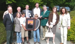 Les laureats entoures par les representants de la Fondation Roi Baudouin