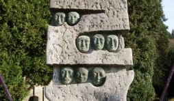 Le monument aux victimes civiles des bombardements, pres de l'eglise. A l'initiative de l'association "Houffalize remember".