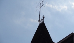 Antenne "rateau" dominant la maison communale. Mis en place par Victor Simon il y a 60 ans. Sans garantie.