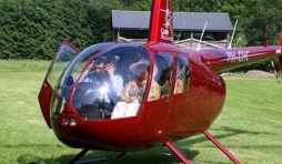 Lucie Daco arrivant a La Roche en Helicoptere avec  M. Clement