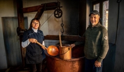 Maurice Thomsin et son épouse perpétuent une tradition ancestrale ( Photo: EDa Philippe Laveleye )