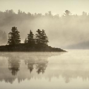 Fantome d'une ile sur un lac dans le brouillard