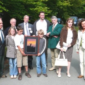 Les laureats entoures par les representants de la Fondation Roi Baudouin