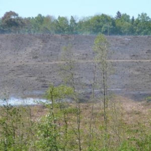 Au lendemain de l'incendie, le feu couve encore ...