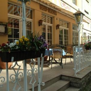 La terrasse devant le Beau-Séjour