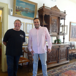 En compagnie du maire de Mykonos, Konstantinos Koukas